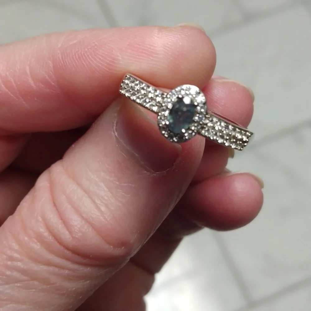 Stamped .925 Kagem Zambian Emerald and Diamond Ring. 2.91 Grams - Picture 4 of 4